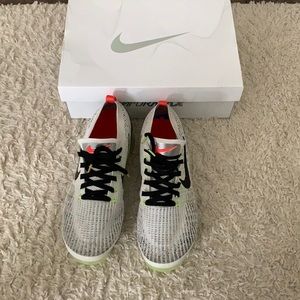 White Nike Air Vapormax FlyKnit 3